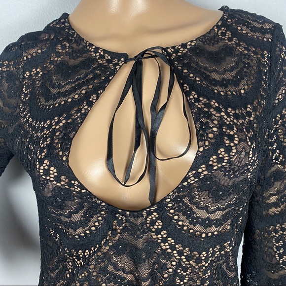 NEW FOR LOVE AND LEMONS BLACK SCALLOPED LACE MINI DRESS - Picture 3 of 9